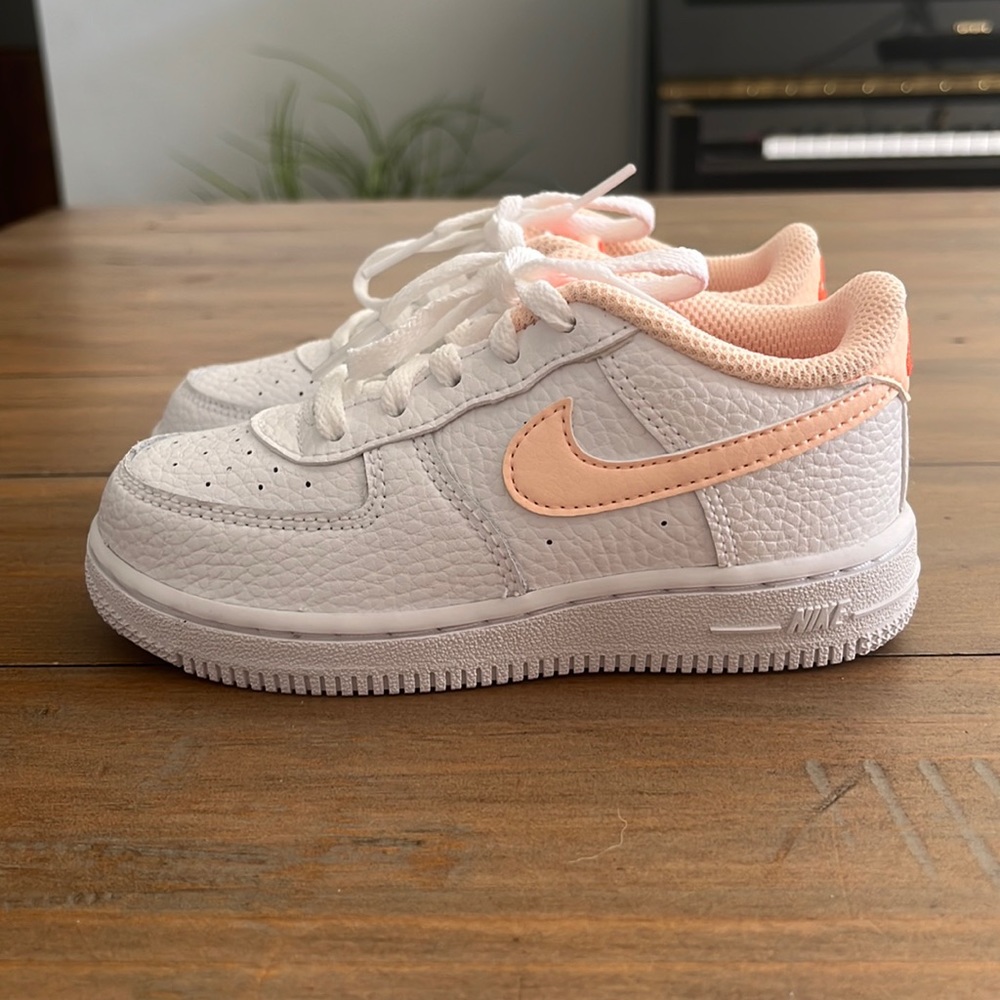 Girls white Nike Air Force 1’s size 9C